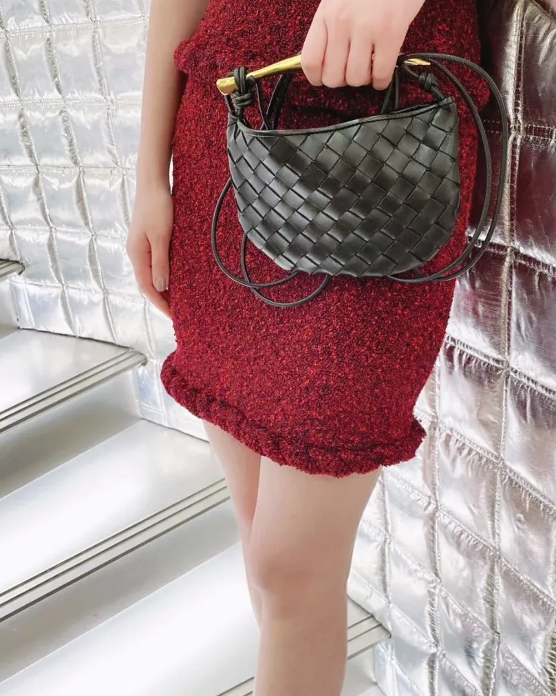 Take it to a party or dinner, it’s just the right amount of luxury and elegance~